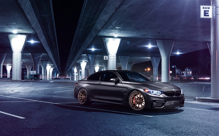 BMW M4 grau Auto in der Nacht, Parkplatz, Lichter Hintergrundbilder Bilder