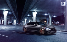 BMW M4 grau Auto in der Nacht, Parkplatz, Lichter HD Hintergrundbilder