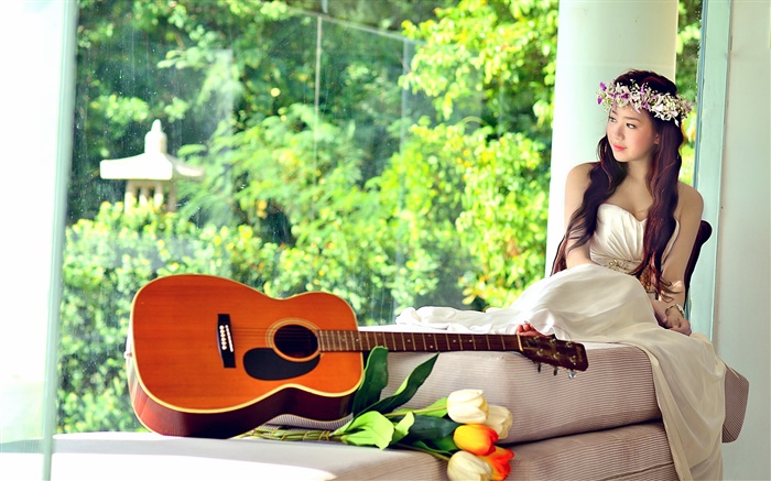 Asiatische Musik Mädchen, weißes Kleid, Gitarre, Tulpen Hintergrundbilder Bilder