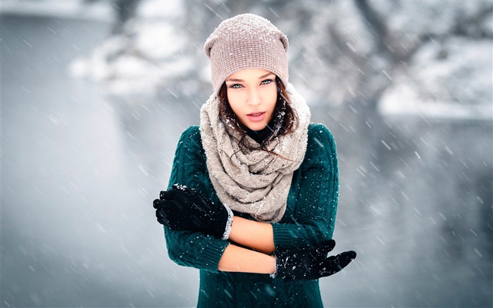 Mädchen im kalten Winter, Schnee, Wind, Handschuhe, Mütze Hintergrundbilder Bilder