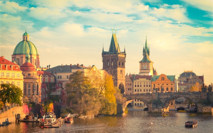 Prag, Tschechische Republik, Moldau, die Karlsbrücke , Boote, Häuser Hintergrundbilder Bilder