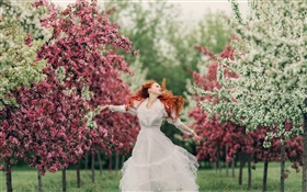 Rote Haare Mädchen tanzen, Blumen, Bäume, Frühling, Bokeh HD Hintergrundbilder