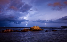 Meer, Blitzschlag , Sturm, Steine, Nacht, Wolken HD Hintergrundbilder