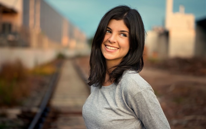 Lächeln Mädchen, schwarze Haare, Eisenbahn, Bokeh Hintergrundbilder Bilder