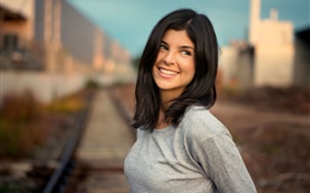 Lächeln Mädchen, schwarze Haare, Eisenbahn, Bokeh HD Hintergrundbilder