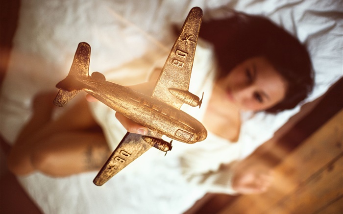 Flugzeugmodell , golden, Mädchen Hintergrundbilder Bilder