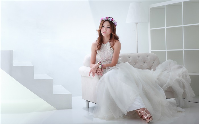 Asiatisches Mädchen, schönes Kleid, Braut, Körperhaltung , Sofa Hintergrundbilder Bilder