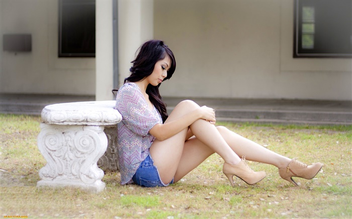 Asiatische Mädchen am Boden sitzen, schöne Beine Hintergrundbilder Bilder