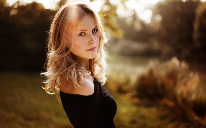 Schwarzes Kleid blonde Mädchen, Sonnenschein Hintergrundbilder Bilder