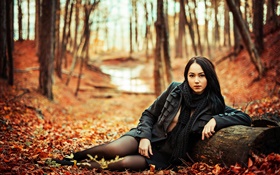 Schwarze Haare Mädchen in den Wald, Herbst, gelbe Blätter HD Hintergrundbilder
