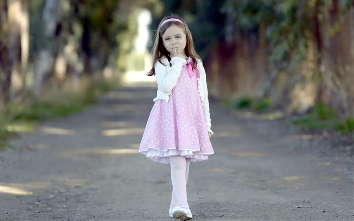 Nette Kinder, rosa Kleid Mädchen, Straße, Bäume Hintergrundbilder Bilder