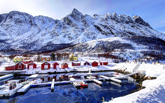 Norwegen im Winter, Schnee, Bucht, Berge, Häuser, Boote Hintergrundbilder Bilder