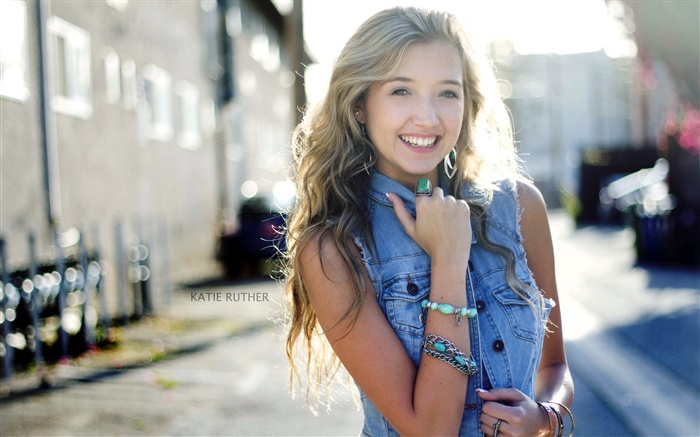 Lächeln blonde Mädchen, blaue Jeans kleiden Hintergrundbilder Bilder