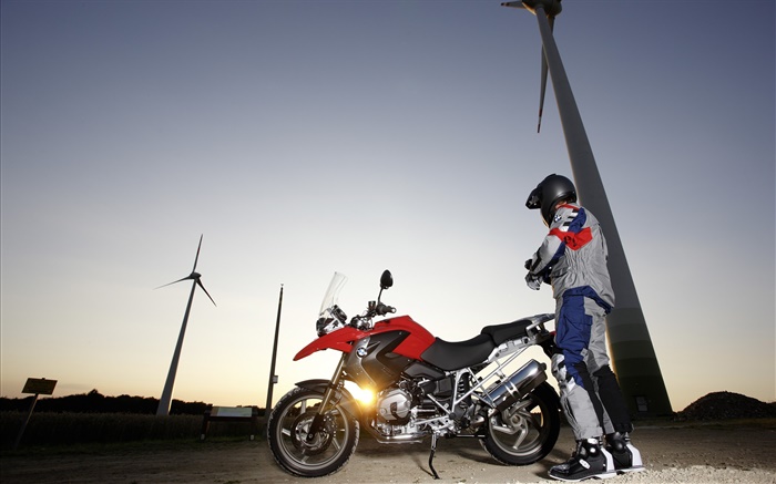 BMW R1200 GS Motorrad, Fahrer, Sonnenuntergang, Windmühlen Hintergrundbilder Bilder
