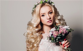 Schöne blonde Mädchen, locken, Strauß Blumen, Kranz HD Hintergrundbilder
