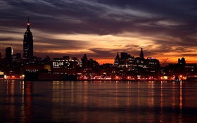 Schöne Stadt Nacht, Häuser, Fluss, Lichter, Sonnenuntergang, roten Himmel HD Hintergrundbilder