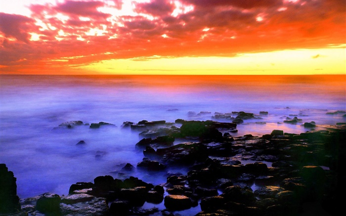 Schöne rote Himmel, Sonnenuntergang, Meer, Steine, Hawaii, USA Hintergrundbilder Bilder