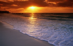 Schöner Sonnenuntergang, Meer, Strand, Wolken, rot Himmel HD Hintergrundbilder