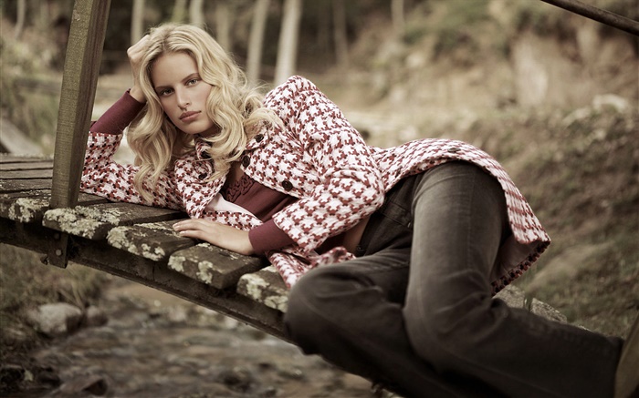 Blondes Mädchen auf Holz-Brücke liegen, Mantel Hintergrundbilder Bilder