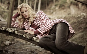 Blondes Mädchen auf Holz-Brücke liegen, Mantel HD Hintergrundbilder