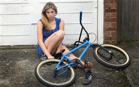 Blaues Kleid Mädchen, Fahrrad HD Hintergrundbilder