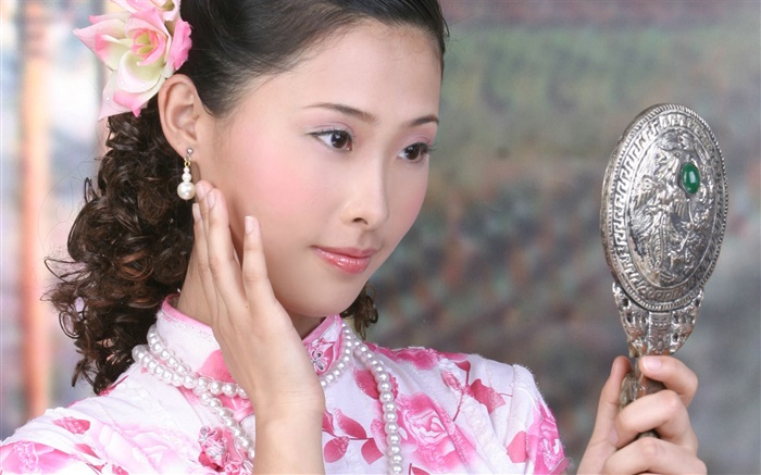 Cheongsam Mädchen verwenden Sie den Spiegel, China, Asiatischer Hintergrundbilder Bilder