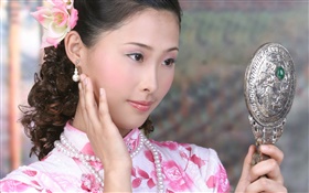 Cheongsam Mädchen verwenden Sie den Spiegel, China, Asiatischer