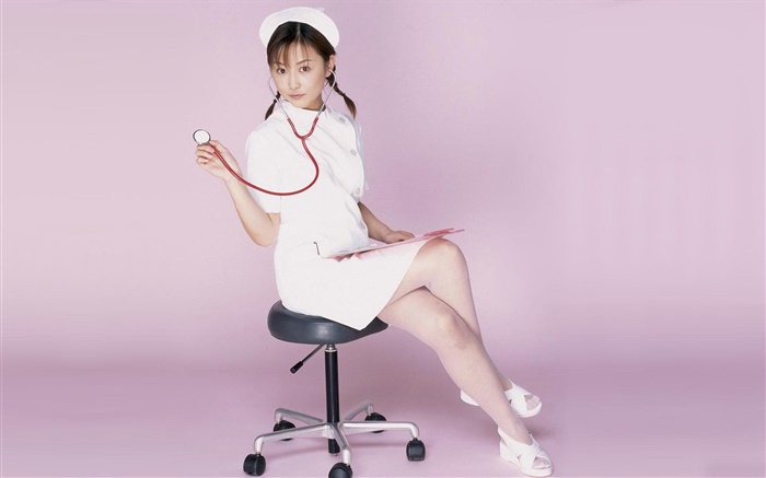 Nette Krankenschwester sitzt auf dem Stuhl Hintergrundbilder Bilder