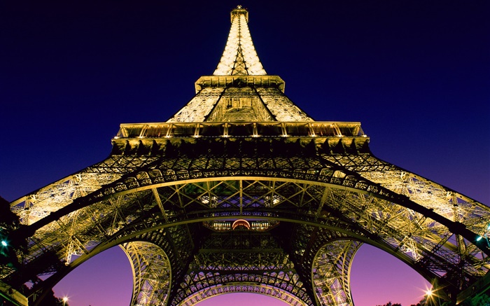 Eiffelturm , Blick nach oben, Lichter, Nacht, Paris, Frankreich Hintergrundbilder Bilder
