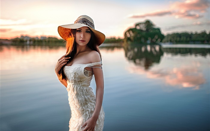 Mädchen am Flussufer , Hut Hintergrundbilder Bilder