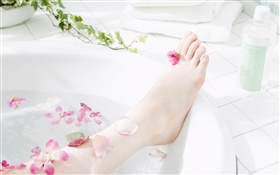Mädchen Bein, Blütenblätter , Badewanne, SPA Thema HD Hintergrundbilder