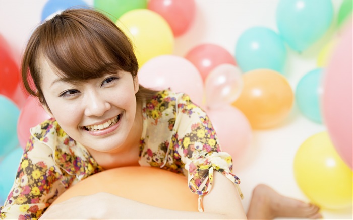 Happy Asian Mädchen, das bunte Ballone Hintergrundbilder Bilder