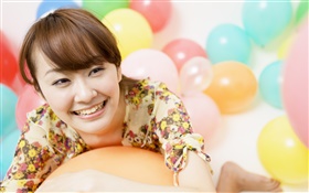 Happy Asian Mädchen, das bunte Ballone