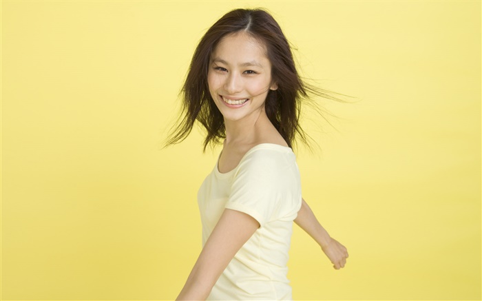 Happy Asian Mädchen, gelber Hintergrund Hintergrundbilder Bilder