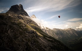 Berge, Wolken, Heißluftballon HD Hintergrundbilder