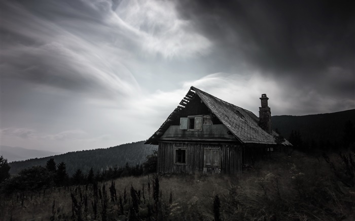 Nacht, altes Holzhaus , schwarz weiß Stil Hintergrundbilder Bilder