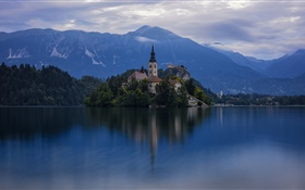 Slowenien, Insel, Kirche, See, Bäume, Berge, Morgendämmerung HD Hintergrundbilder