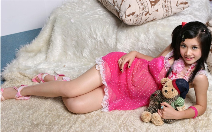 Lächeln rosa Kleid Mädchen aus Asien, Bett, Spielzeug Hintergrundbilder Bilder