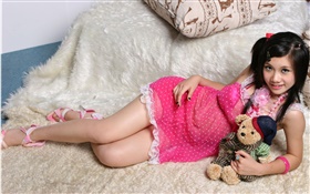 Lächeln rosa Kleid Mädchen aus Asien, Bett, Spielzeug HD Hintergrundbilder