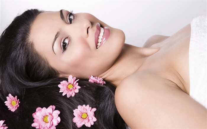 Lächeln Frau, rosa Blumen, Haar, SPA Thema Hintergrundbilder Bilder
