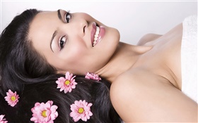 Lächeln Frau, rosa Blumen, Haar, SPA Thema HD Hintergrundbilder