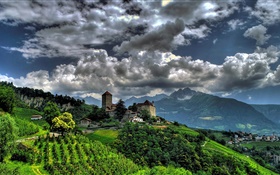 Dorf Tirol, Italien, Dorf, Häuser, Bäume, Berge, Wolken