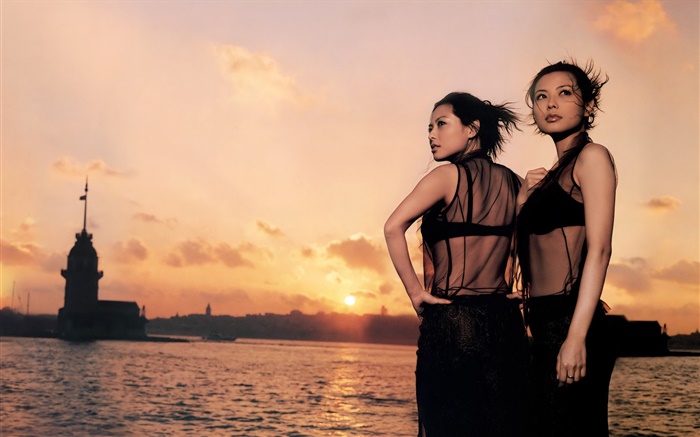 Zwei asiatische Mädchen, Sonnenuntergang, Fluss, Wind Hintergrundbilder Bilder