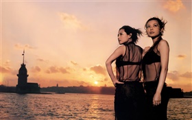 Zwei asiatische Mädchen, Sonnenuntergang, Fluss, Wind HD Hintergrundbilder