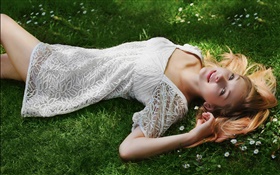 Schöne Mädchen, das Gras, weißes Kleid, Haltung