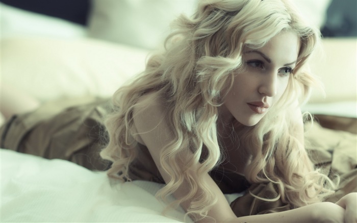 Blonde Mädchen, lockiges Haar, liegend Bett Hintergrundbilder Bilder