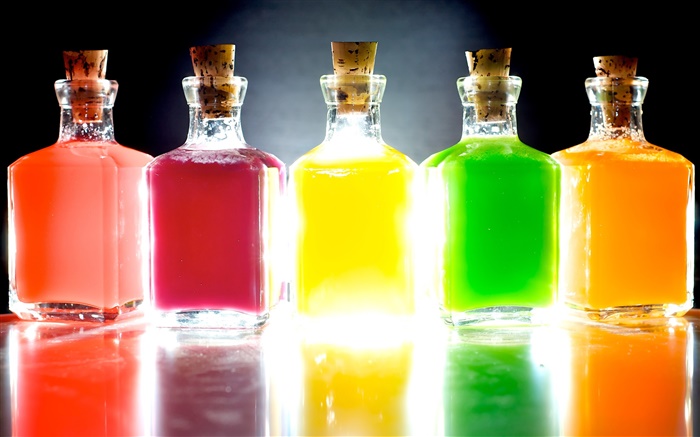 Bunte Flaschen, fünf verschiedene Farben, Licht Hintergrundbilder Bilder