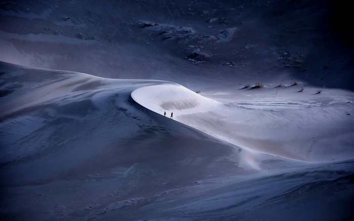 Wüste, zwei Menschen, Dämmerung Hintergrundbilder Bilder