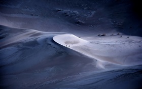 Wüste, zwei Menschen, Dämmerung HD Hintergrundbilder