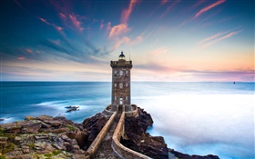Frankreich, Finistère, Kermorvan Leuchtturm, Meer, Küste, Sonnenuntergang